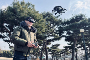 FPV드론을 비행중인&nbsp;장현배&nbsp;촬영감독. 접하기 어려운 FPV드론교육이 협약을 통해 특수직 공무원에게 제공되길 희망한다.