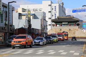 조양문 인근에서 홍성소방서와 유관기관이 합동으로 소방차 길 터주기 훈련을 하고 있다.