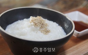 쌀알이 곱게 퍼지도록 끓여낸 휜죽은 반드시 외간장과 참기름 한 방울과 함께 먹어야 그 맛을 제대로 느낄 수 있다.