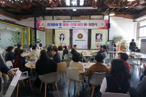 내외빈으로 가득찬 행사장.