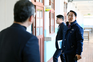 장곡초등학교 반계분교를 둘러보고 있는 이용록 군수.