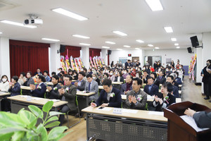 지난 3일 열린 제18·19대 회장 이·취임식에 이용록 군수와 군의회 의원 등 수많은 인파가 몰리며 이·취임식을 축하했다.