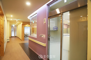 충남홍성공공산후조리원 신생아실. 이곳에서 신생아들은 전문 의료진들의 보살핌을 받는다.&nbsp;