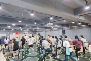 트램펄린을 이용한 점핑 운동 모습.
