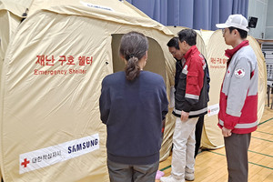 김태흠 충남지사와 이용록 홍성군수가 대피소에 방문했다.