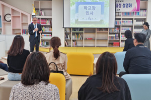 한만희 용봉초등학교장이 학교교육과정 설명회에 참석한 학부모들에게 인사말을 전하고 있다.