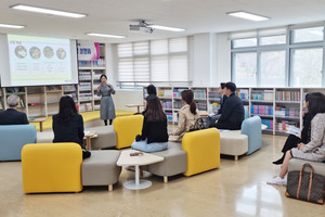 유하나 교무부장이 용봉초등학교 2023학년도 1학기 학교교육과정 운영계획을 발표하고 있다.