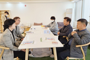 홍성군교육지원청 이정순 교육장과 홍성남자청소년쉼터 이황규 시설장, 홍성여자청소년쉼터 양승오 시설장, 전 청소년쉼터 이철이 소장이 함께 청소년 쉼터에 대해 논의 중이다.