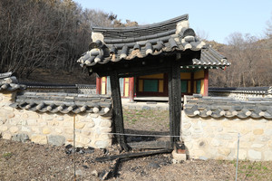 향토 문화재인 양곡사 일부분이 소실된 모습 .