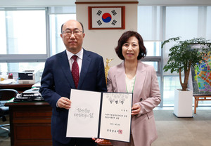 왼쪽부터 김기영 행정부지사와 이경란 신임 충남도서관장.