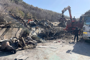 산불로 인해 전소된 주택 철거 작업이 지난 18일부터 시작되며 피해복구 작업이 본격화됐다.