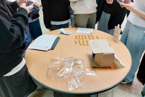 세월호 뱃지 판매로 인한 수익을 기부하기로 한 홍성여고 학생회.