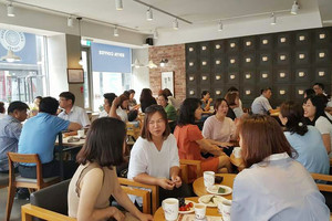명동골목 내 이디야 커피숍에서 ‘제4회 사랑의 일일찻집’이 열렸다.