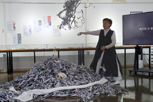 ‘제2회 노동예술제’에서 양혜경 씨가 넋전춤 거짓말 공연을 펼치고 있다.