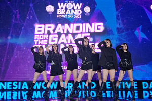 자카르타 웨스턴호텔&nbsp;컨버런스 홀에서 공연 중인&nbsp;K-POP고 학생들.