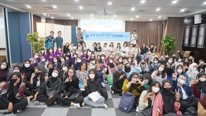 EQUITY 타워 연주홀에서 공연을 마친 K-POP고 학생들과 현지주민 및 청소년들.