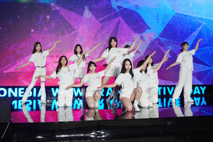 학생들은 제8회 ‘WOW BRAND FESTIVE DAY 2023’ 행사에서 축하공연을 진행하였다.