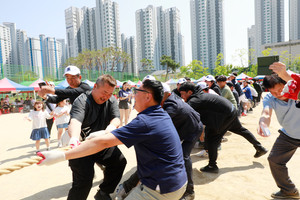 지난 14일 홍성고 운동장에서 열린 ‘제54차 홍성고등학교 동문화합 체육대회’.&nbsp;