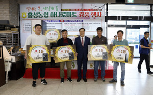 로컬푸드 개장 8주년을 기념해 진행된 경품 행사에서 1등에 당첨된 고객들과 박문수 조합장이 기념사진을 촬영했다.