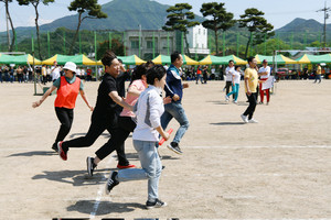 충남드론항공고 기별체육대회에서 이어달리기 경기가 이뤄지고 있다.