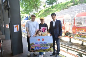 예당호 모노레일 20만 번째 방문객 박성용(43, 서울 거주) 씨 가족과 김성균 예산군 부군수가 기념사진을 촬영한 모습.