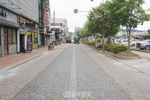 지난 19일 철거공사가 한창 진행 중인 페이빙스톤 도로.