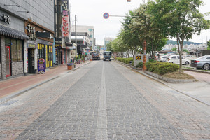 지난 19일 철거공사가 한창 진행 중인 페이빙스톤 도로.