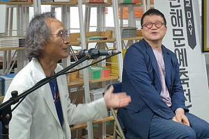 왼쪽부터 정세훈 시인과 이정록 시인.