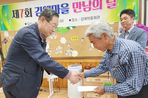 이용근 김애마을 출향인회장(사진 왼쪽)이 이기선 노인회장에게 성금을 전달하고 있다. 사진=이번영 님 제공.