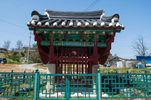 지극한 효심으로 어머니의 3년상을 치른 뒤 스스로 목숨을 끊을 만큼 효성이 자자해 1893년(고종 30) 명정 받은 ‘효자 정용해 정려’.