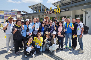봉하에 도착한 28명의 봉하버스 참가자들.