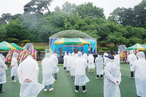 우비를 입고 행사에 참여하는 갈산초등학교 동문들.