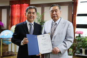 &nbsp;왼쪽부터 김연명 항공부총장, 함기선 총장.