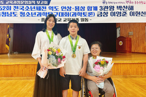 왼쪽부터 박단비 지도교사, 박산해 선수와 어머니.