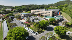 청양군청 전경.