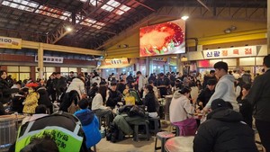 ‘예산시장 살리기 프로젝트’의 일환으로 지난 1월 문을 열어 전국적인 인기를 끌고 있는 예산시장 풍경.