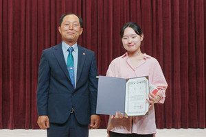 대상을 수상한 내포중학교 3학년 김세연 학생.