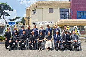 故 한상국 상사 21주기 추모식에 참석한 관계자들이 기념사진을 촬영한 모습.