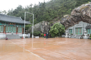 충남 예산군 덕산면과 삽교읍의 경계를 이루는 산인 수암산 중턱의 자락에 위치한 법륜사 전경.
