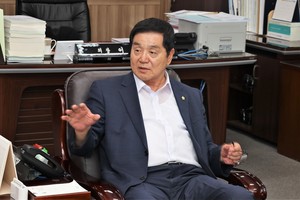 이선균 홍성군의회 의장이 제9대 홍성군의회 상반기 의장으로서 취임 1주년을 맞아 그간 소회와 앞으로의 포부를 밝히고 있다.