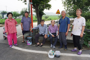 결성면 원형산마을 주민들이 마을 농수로로 방류된&nbsp;날짜별로 모아둔&nbsp;축산 폐수를 보이며 악취로 못살겠다며 호소하고 있다.