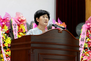 이정순 홍성교육장이 축사를 통해 이종원 이사장의 취임을 축하하며 신암학원 발전을 격려했다.