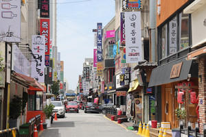 대전 오류전통시장 앞 음식특화거리 모습.
