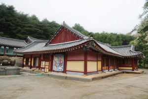 예산 덕산 서원산의 보덕사. 흥선대원군이 부친 남연군을 위해 창건한 절.