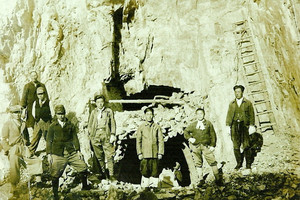 1930년대 촬영된 것으로 보이는 충청남도 홍성군 광천읍 삼정리 소재 광천 석면 광산 사진.