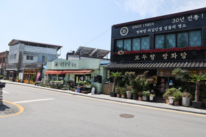 정읍시 장명동 일원 정읍경찰서 앞길에 조성된 ‘쌍화차 특화거리’모습.