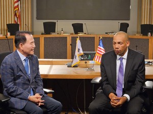 왼쪽부터 김지철 충남교육감과&nbsp;Kevine boggess 미국&nbsp;샌프란시스코교육감이 업무협의를 진행 중인 모습