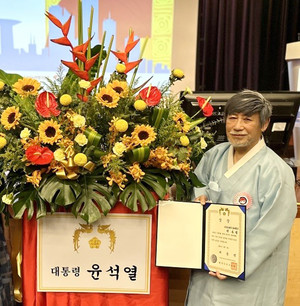 제27회 세계 한국어웅변대회 일반부에서 대통령상을 수상한 편사범 동화구연아버지회장.