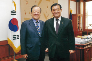 대한민국 19대 국회의장 강창희(대전고 동기) 의장의 홍보 특별보좌역을 맡고 기념촬영.
