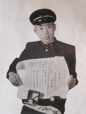 1961년 광천중학교 재학시절. 웅변대회에서 1등을 차지한 후 촬영한 기념사진.